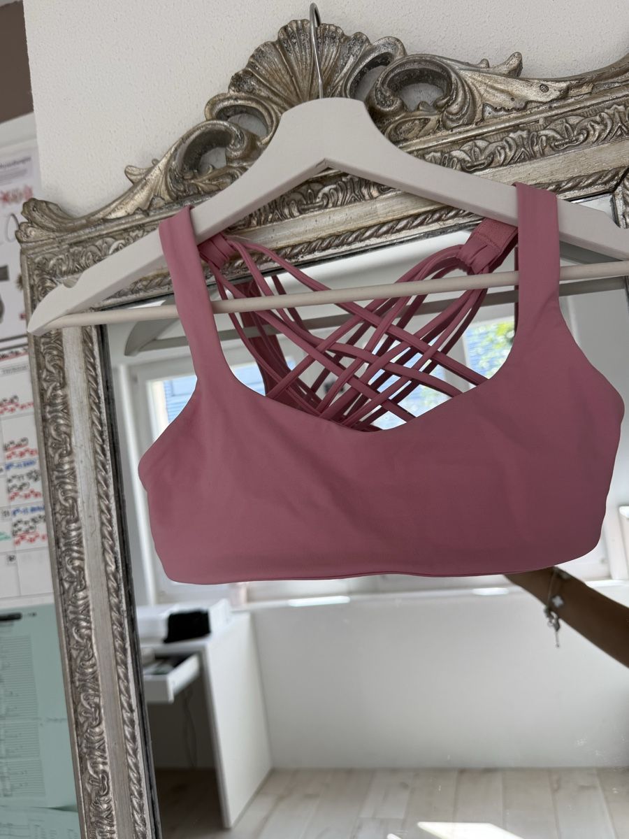 Lululemon Tops: Lululemon sports bra – Gebraucht aus Meilen von ver_bh9r