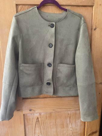 Kurze Damenjacke in Wildlederoptik grün Grösse M neu