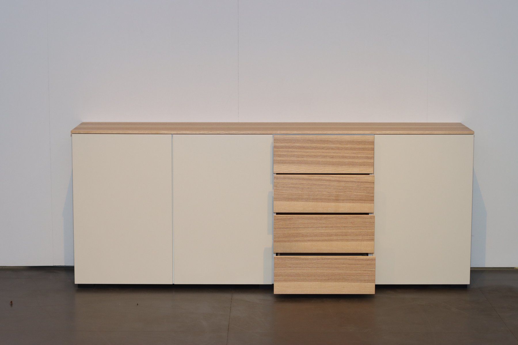 Cassettiere: Sideboard Swiss Creation – Nuovo (secondo la descrizione) da Münsingen venduto da Makramirka 2