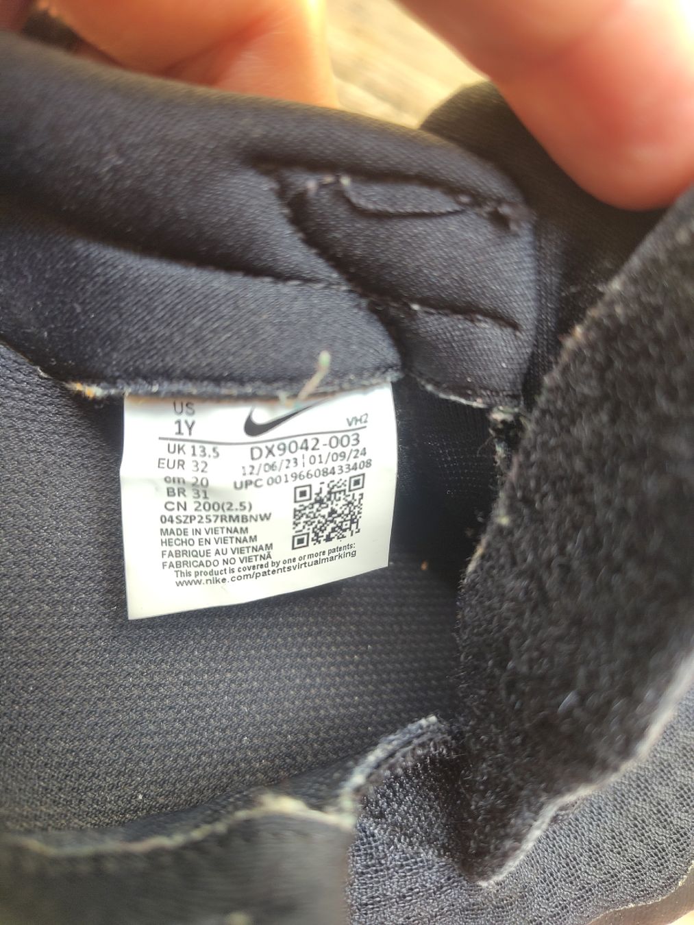 Nike Scarpe per ragazzi: Nike Turnschuh schwarz Grösse 32 gebraucht – Usato da Wabern venduto da c.trachsel 4
