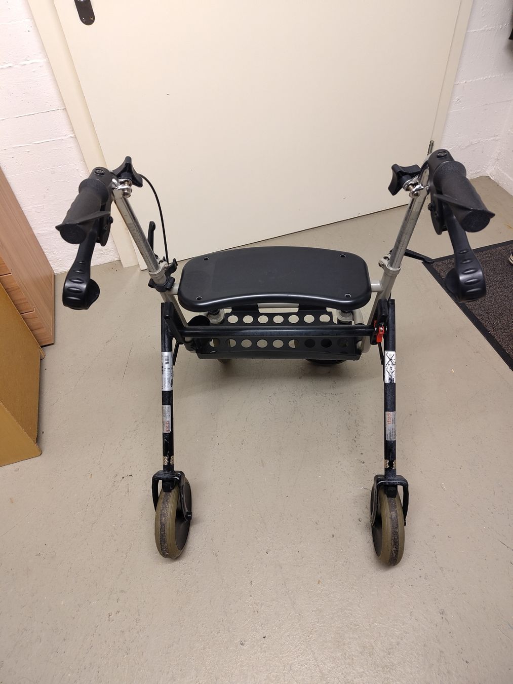 Ausili per la deambulazione: Rollator Invacaer silber mit Sitzfläche gebrauchter Zustand – Usato da Schaffhausen venduto da chr_2rw5 1