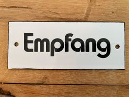 Hinweisschild aus Email „Empfang“ ca. 1980