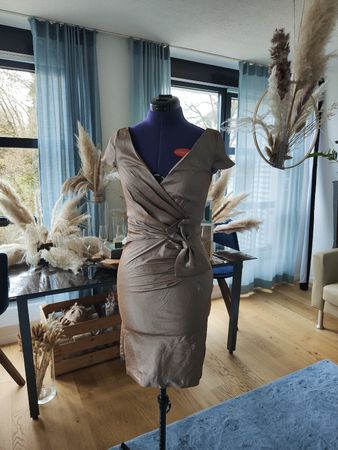 Cocktailkleid schimmernd in Gold beige Grösse S neu