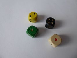 3 aeltere Holz Würfel, 2 x Grün, 1 x Rot, 12,5mm