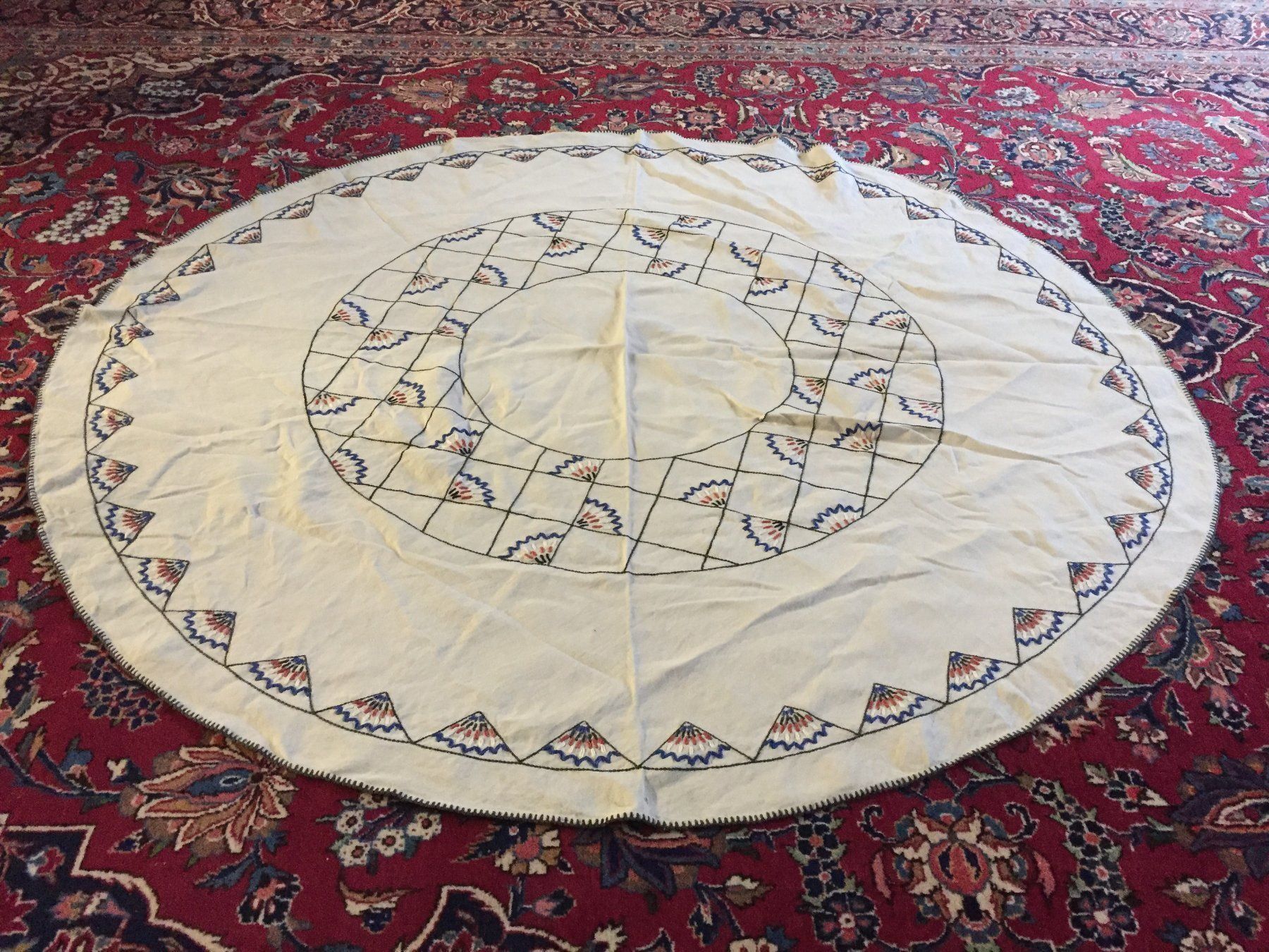 Coperte: Vintage Tischdecke Decke Handarbeit – Usato da Schaffhausen venduto da vintageville