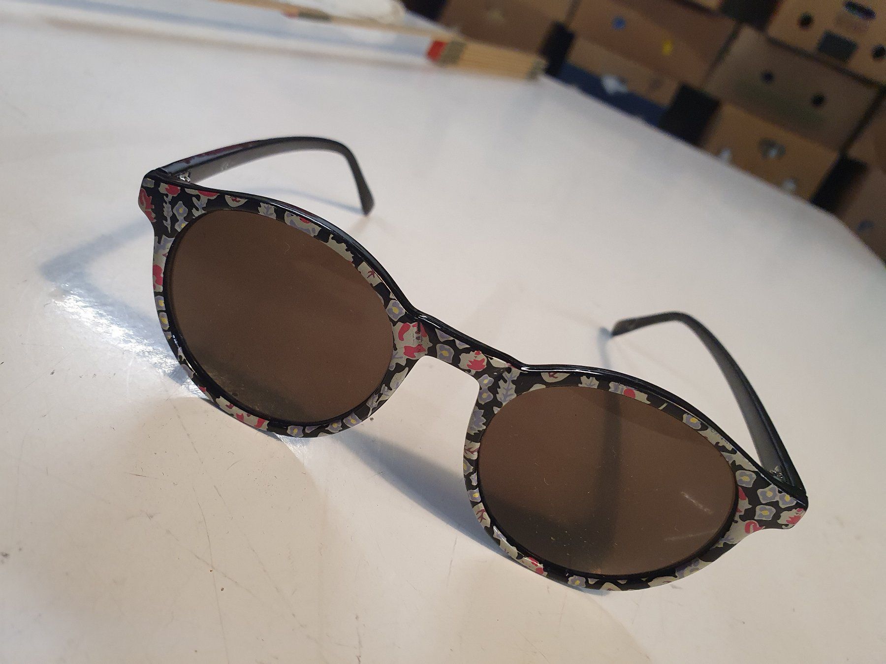 Lunettes & Verres: Kindersonnebrille mit Blumenmuster – D'occasion à Zürich par loosebone