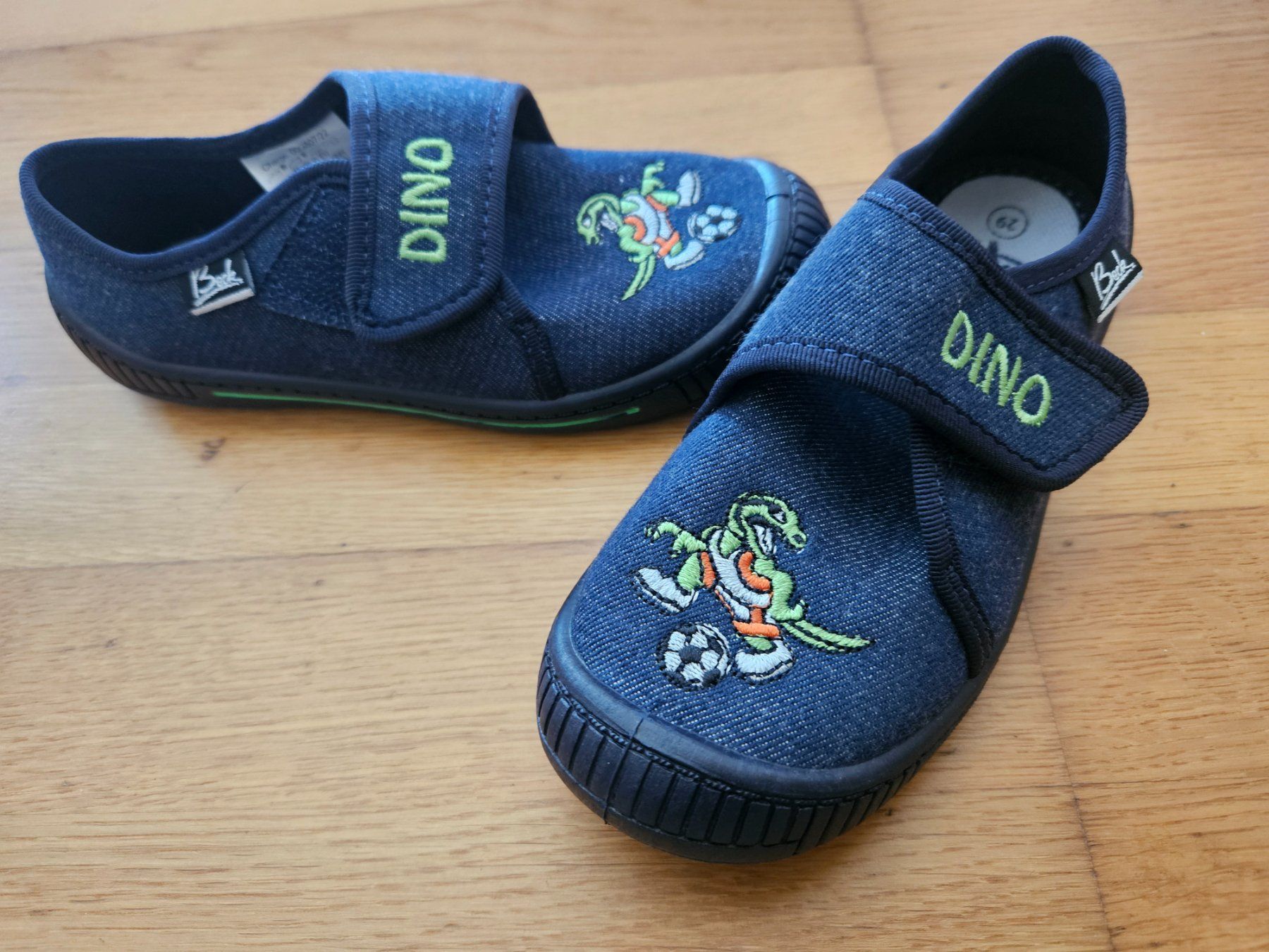 Scarpe per ragazzi: Neue Kinderfinken Grösse 29 Hausschuhe – Usato da Utzenstorf venduto da and_c8wy