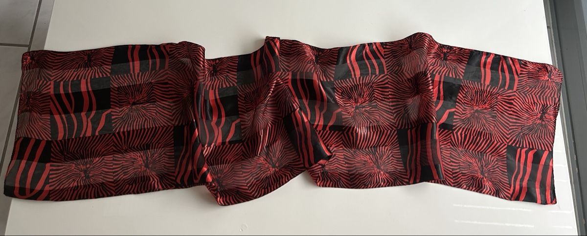 Foulards & écharpes: Scarf red black geometric print new – Neuf (Voir description) à Saland par ele_vc96