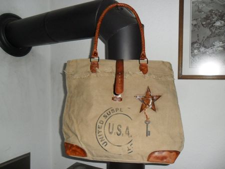 Grosse neue Handtasche zum Fotografieren ausgepackt