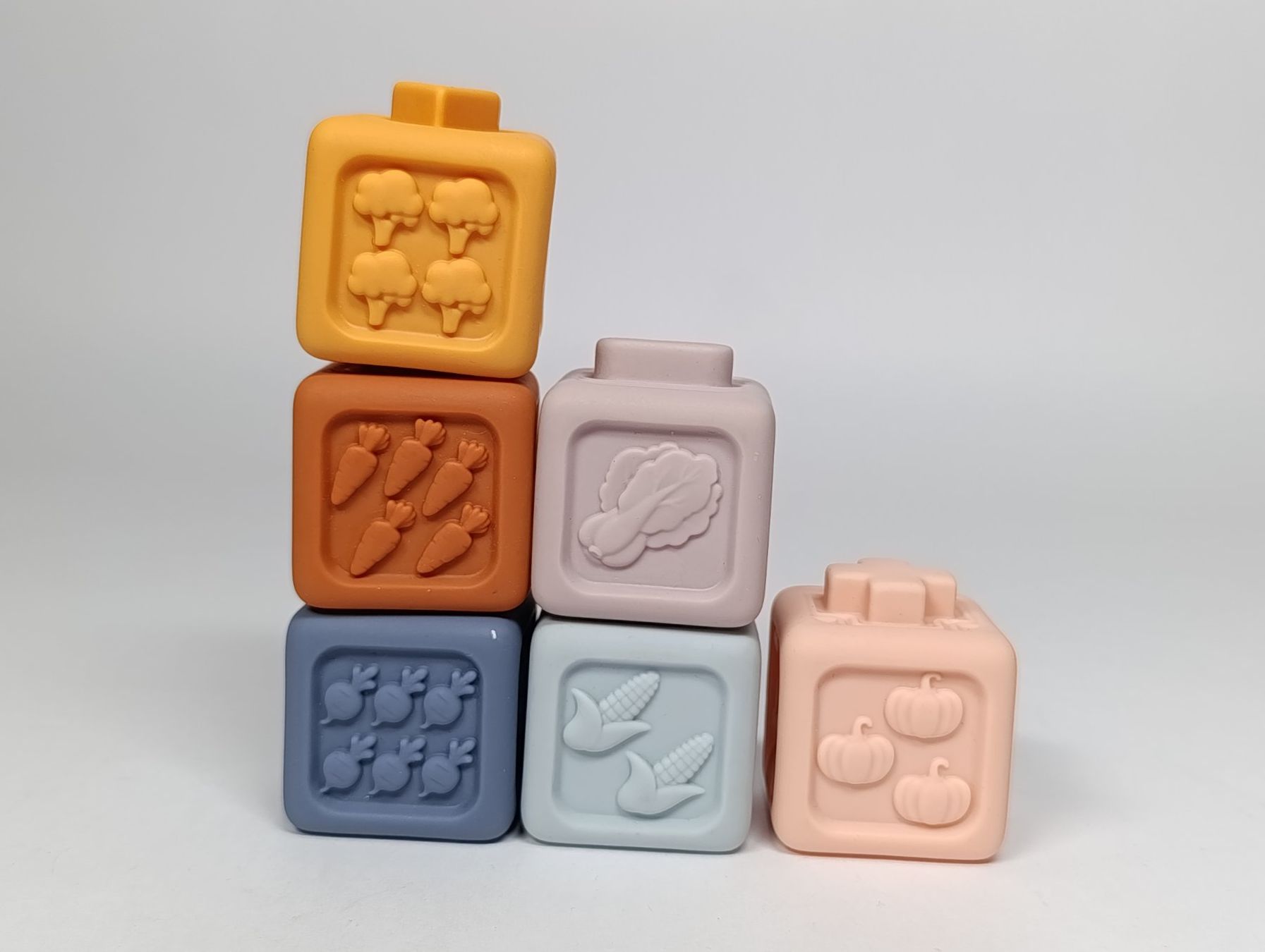 Giocattoli: 6 cubes éducatifs en caoutchouc à encastrer 4.5 cm – Usato da Thielle venduto da Plusvalue_Neuchatel 1