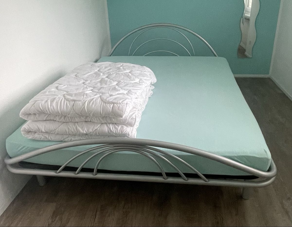 Letti: Bettgestell Metall Silber mit Lattenrost – Usato da Goldingen venduto da Wolfi04