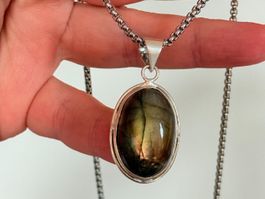 Collier avec pendentif en labradorite