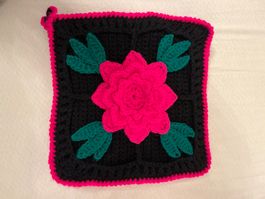 Topflappen mit Rose, handgehäkelt, Wolle, rosa