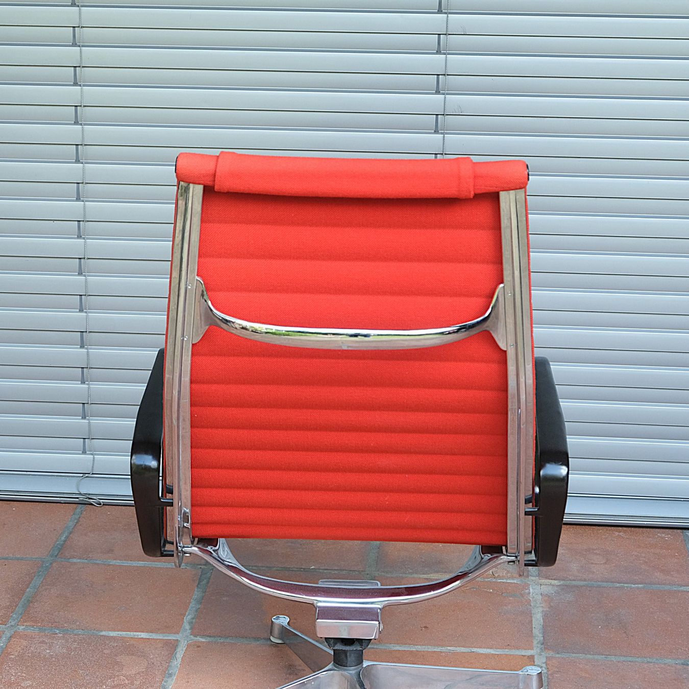 Vitra Poltrone: Eames Aluminium Chair EA 124 / Vitra – Usato da Bern venduto da secondchoice 2