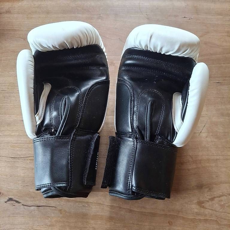 Guanti & manicotti: Gants de boxe Kwon  taille small – Usato da St-Sulpice VD venduto da vid_wz89 1