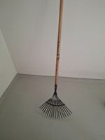 Heckenschere und Laubrechen