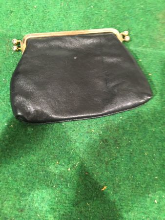 Schwarze Leder-Portemonnaie mit Gold-Rahmen, perfekt für ...