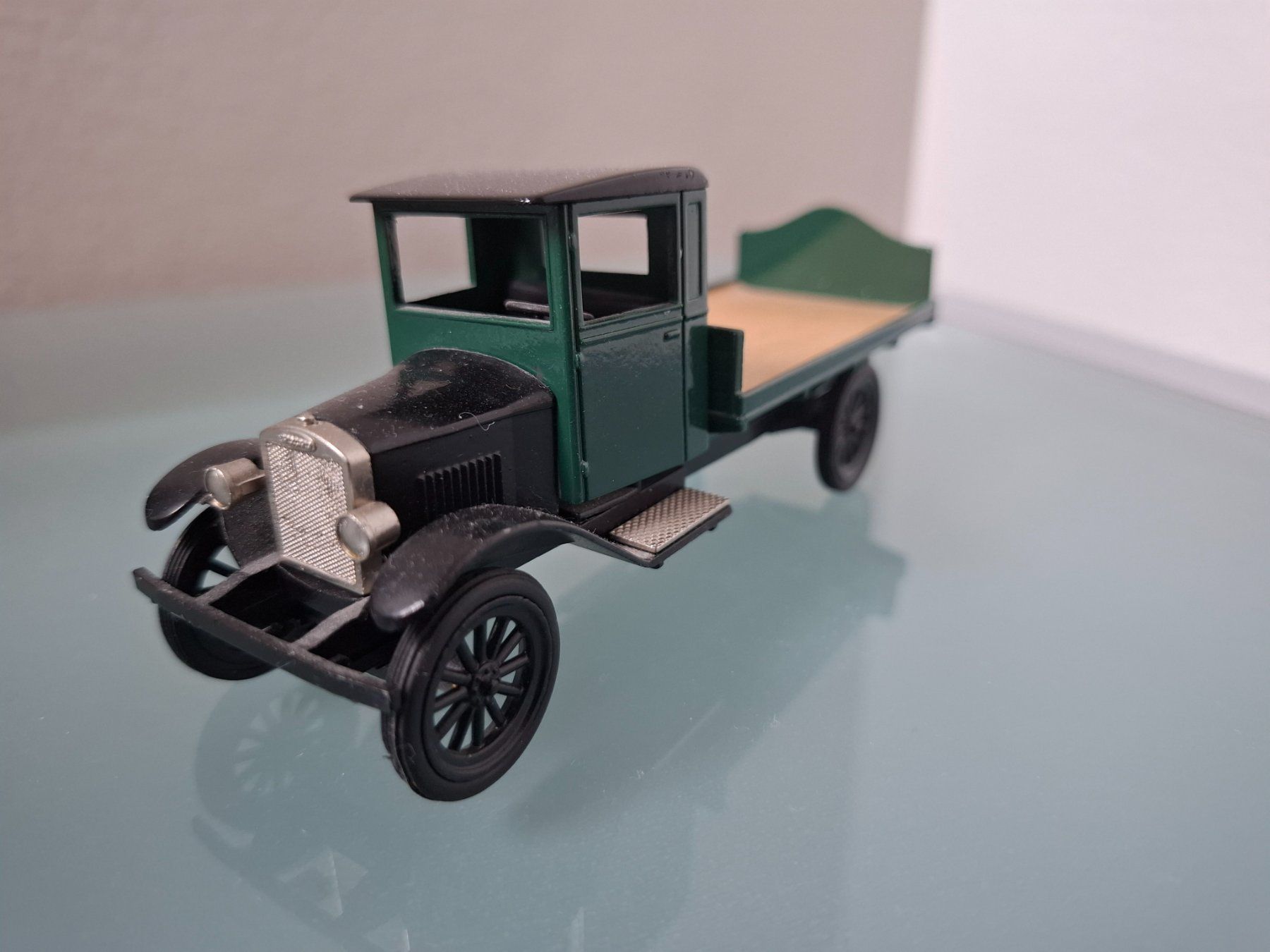 Conrad Kit di modellismo & Modellini statici: Conrad Volvo 1928 1:50 – Nuovo (secondo la descrizione) da Henau venduto da fag_lzx9