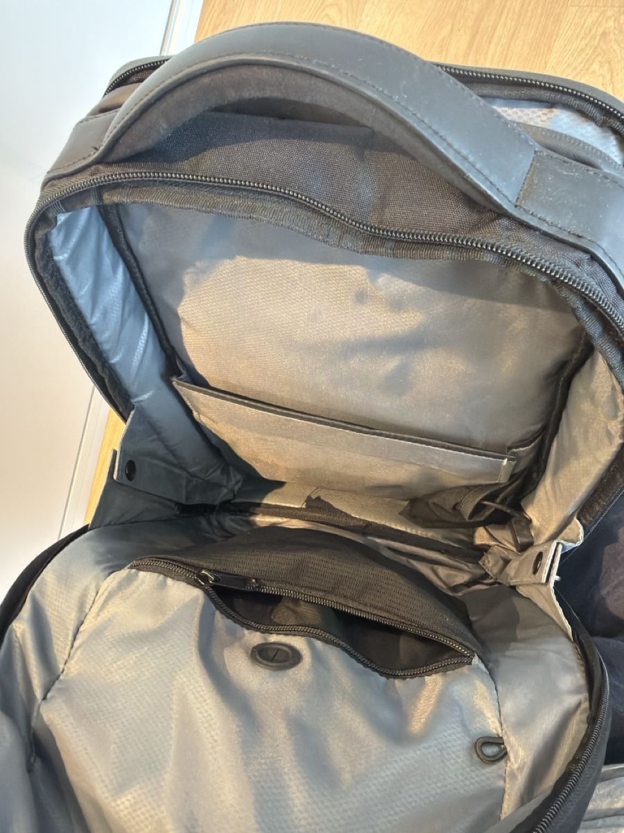 Samsonite Zaini: Backpack Samsonite black USB port laptop compartment used – Usato da Küsnacht ZH venduto da luc_gct5 1