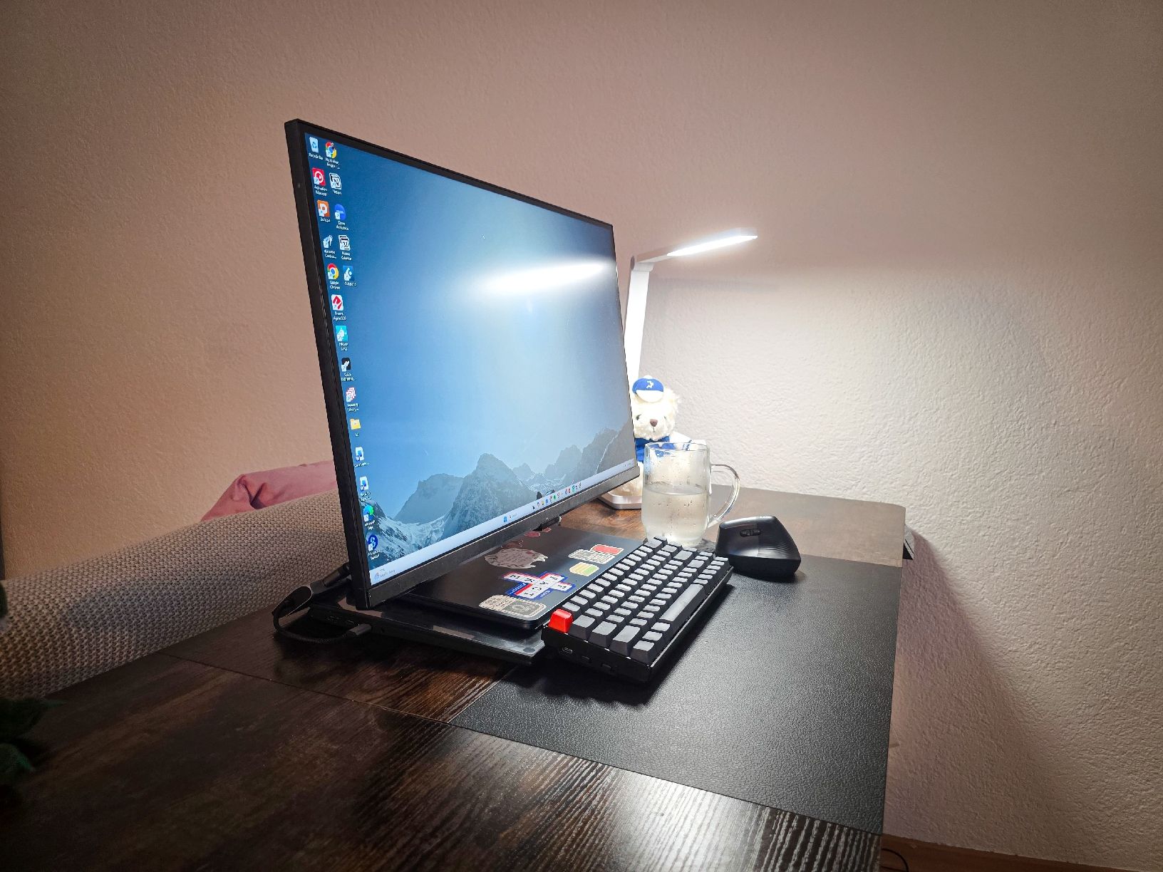 Bureaux: Standing desk dark wood effect, black metal base – D'occasion à Baden par happybrain01