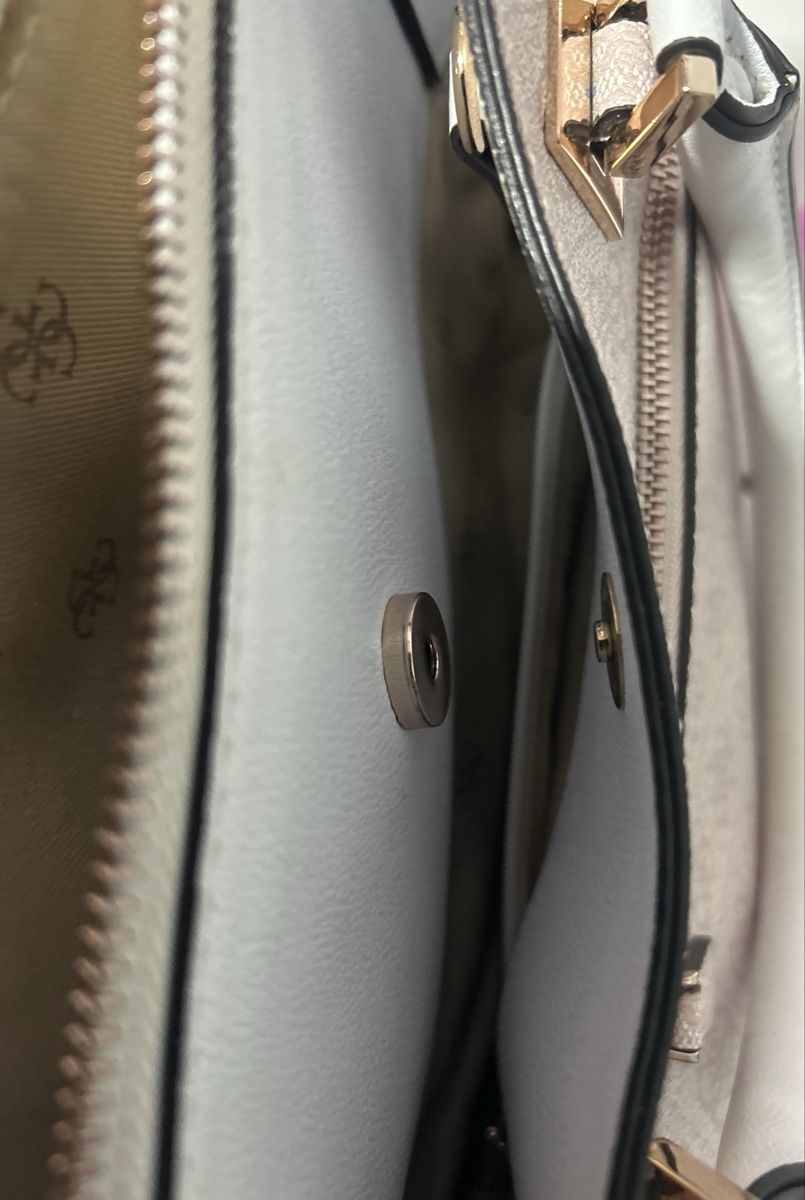 Guess Borse da donna: Guess sac à main femme – Nuovo (secondo la descrizione) da Martigny venduto da pseudinette 2
