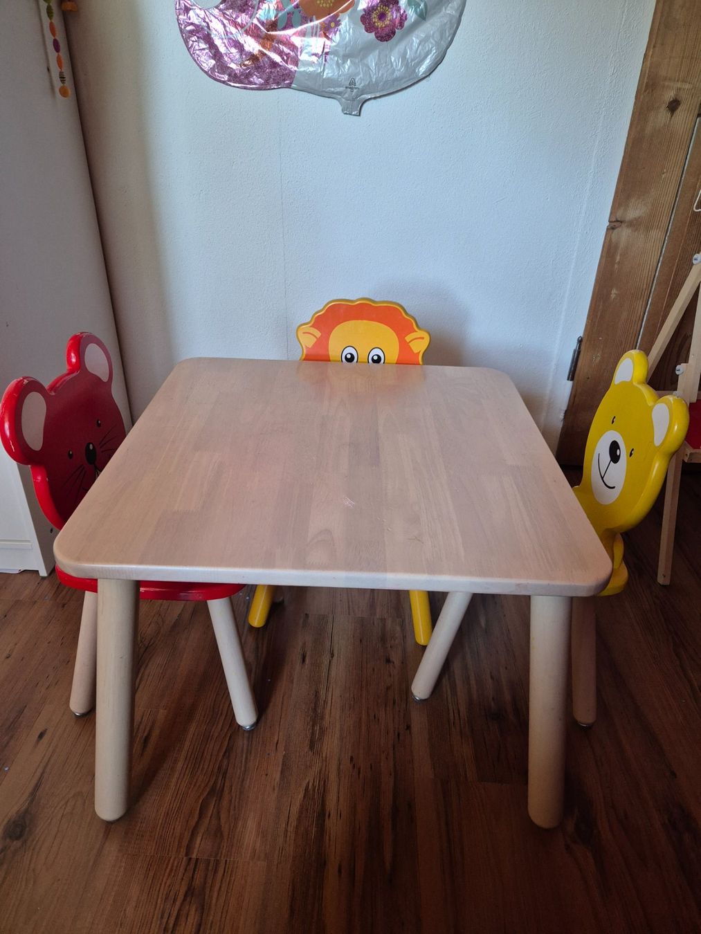 Set de table et chaises: Kindertisch inkl. Stühle – D'occasion à Walzenhausen par Bmichaela