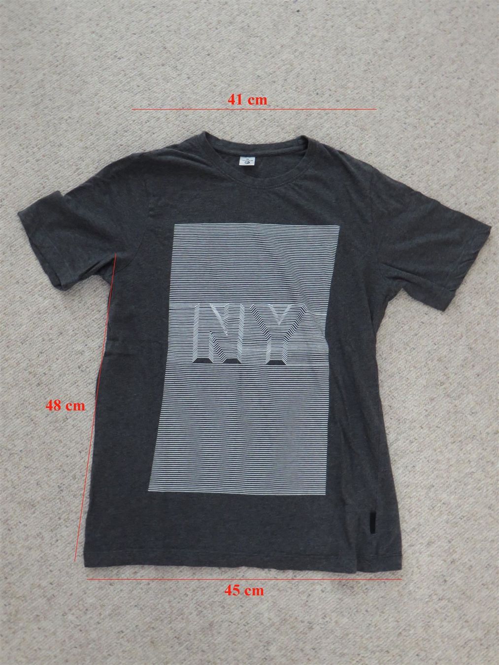 Hemden, T-Shirts & Polos: Shirt anthrazit mit stylitischem NY-Logo – Gebraucht aus Spiez von Crazyduck
