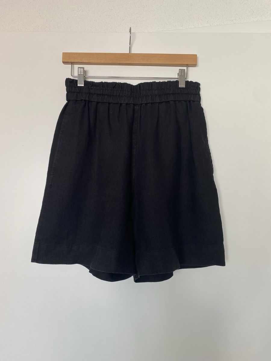 Cos Pantaloni: Short en lin COS – Usato da Les Acacias venduto da flozette