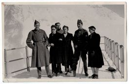 Soldaten mit Damen im Gebirge, um 1940-45