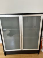Kommode mit Glastüren schwarz