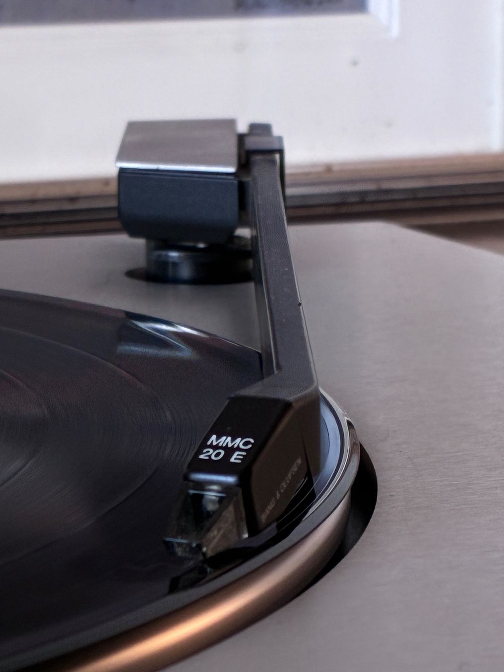 Bang & Olufsen Giradischi: White B&O Beogram 1902 radial turntable , year 1977 . – Usato da Zürich venduto da HiFiAtelier 4