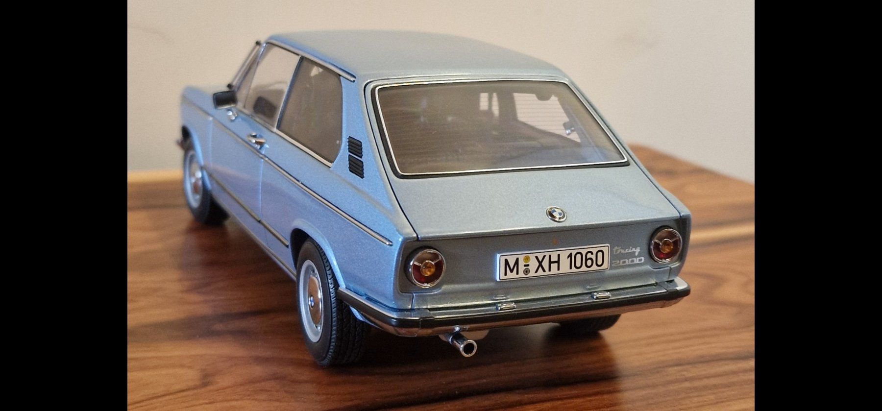 Autoart Modellini d'auto: Autoart 1:18 BMW 2000 Touring hellblau metallic – Usato da Rüti b. Büren venduto da tempo50 2