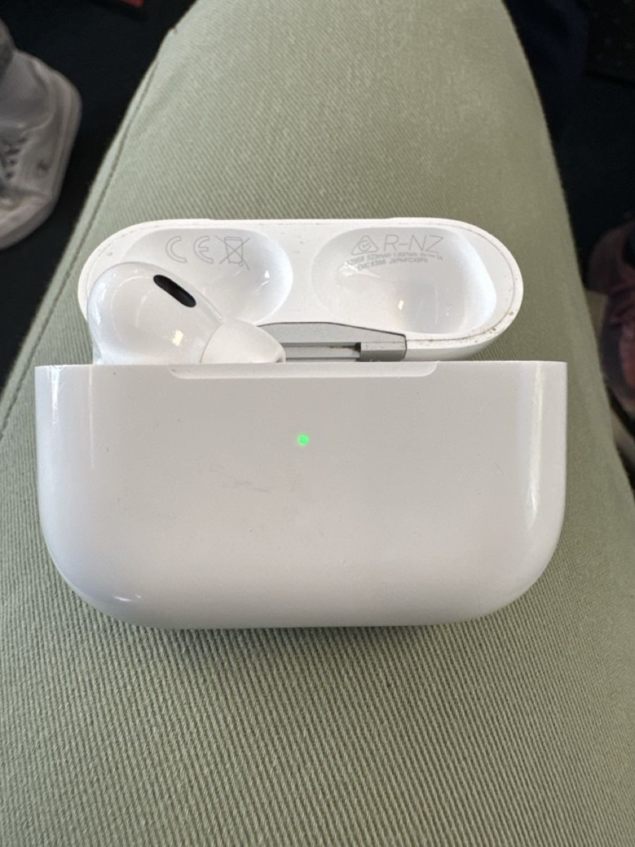 Apple Kopfhörer: AirPods Pro 2 USB-C (one earbud missing) – Gebraucht aus Bougy-Villars von ybaum