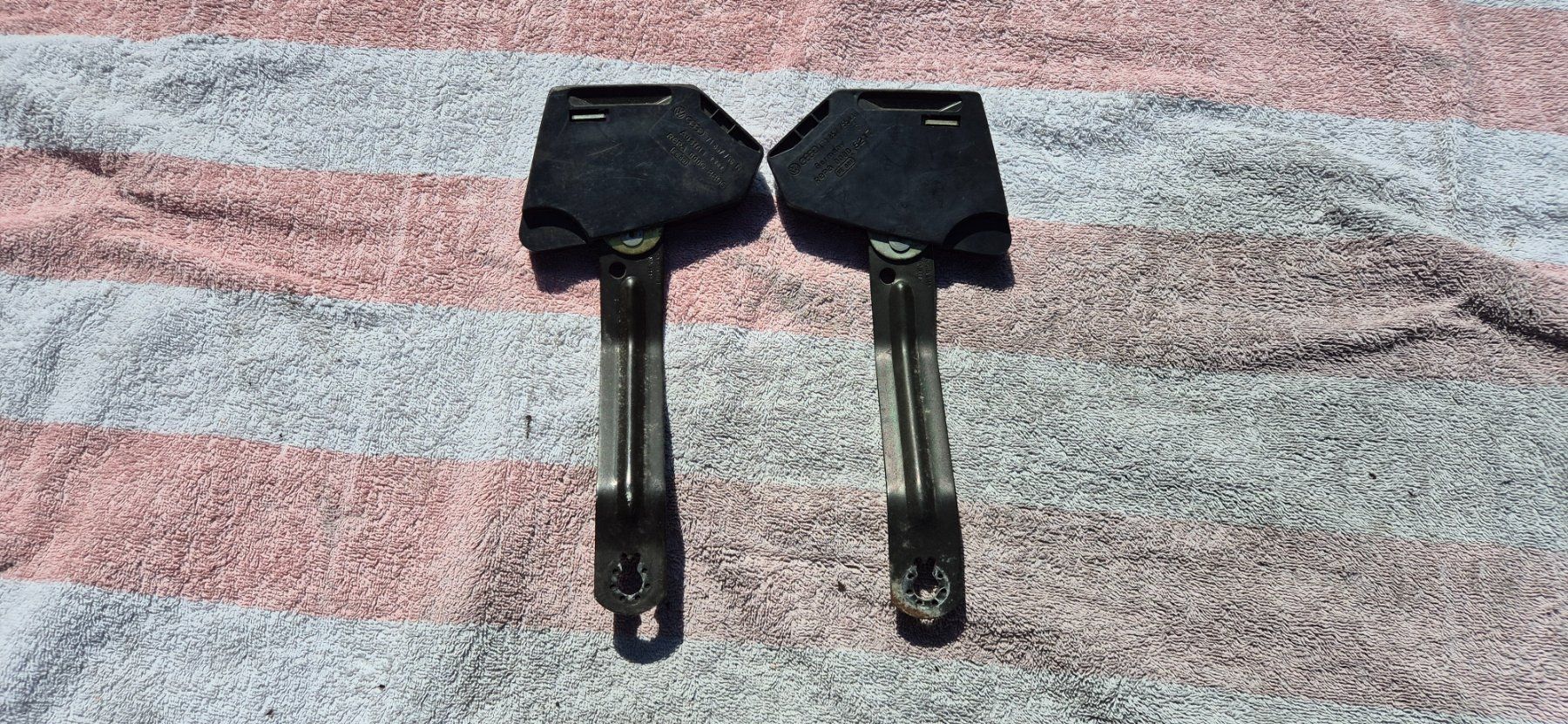 VW Tutti pezzi di ricambio auto: Golf 1 Gurtschloss links und rechts. – Usato da Riggisberg venduto da Mahali04 1