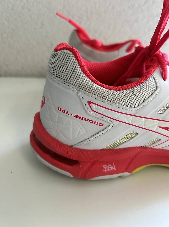 Asics Scarpe da donna: Asics Hallenschuh Gr 38, fast neu – Usato da St.Gallen venduto da leko11 1