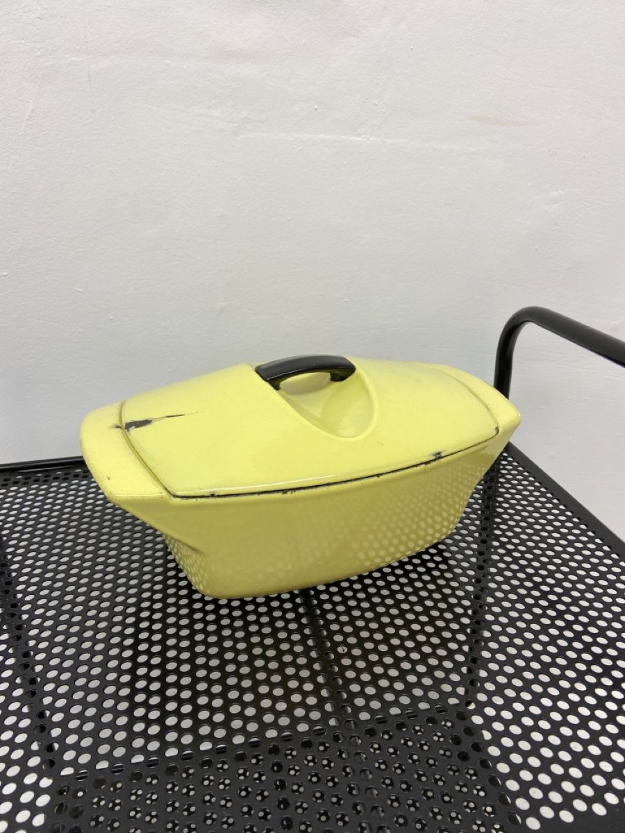 Le Creuset Pentole: Cocotte Le Creuset Raymond Loewy référence 2.5 – Usato da Lausanne venduto da Plein-de-styles