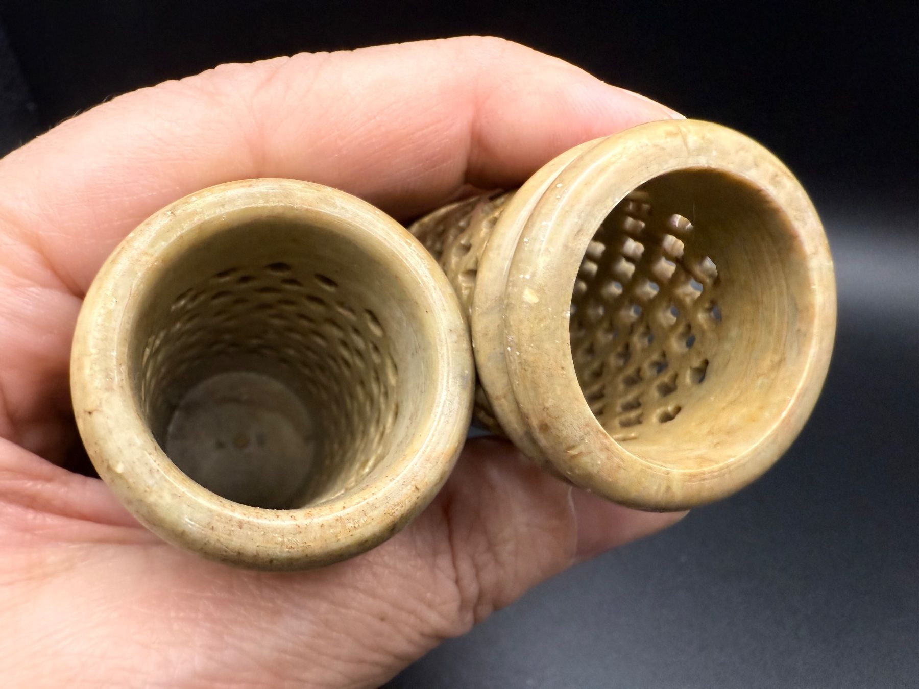 Portacandele: Paar kleine Kerzenhalter oder Gläser aus geschnitztem Stein – Usato da Lamone venduto da LaCantinaMagica 5