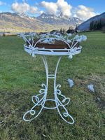 Jardinière mit hübschen Rosen