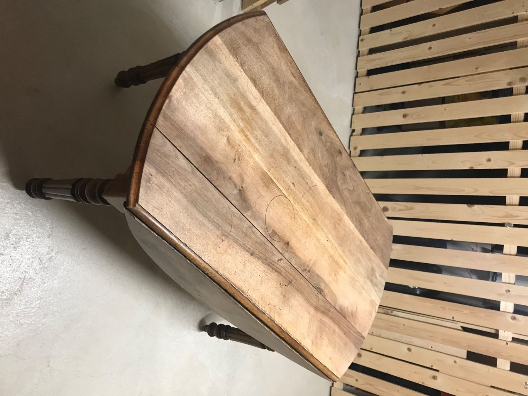 Tische: Holz Tisch Rund Nussbaum Antik – Gebraucht aus Münchenstein von  3