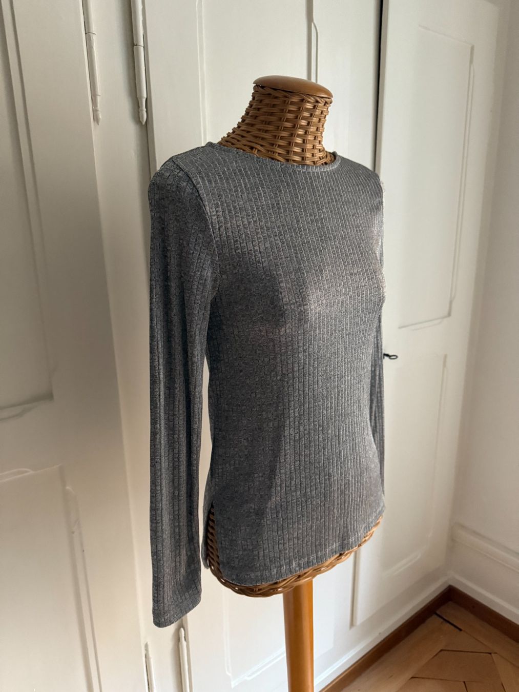 H&M T-shirt: Langarmshirt silbern gestreift XS – Usato da Zürich venduto da Diazaio 1