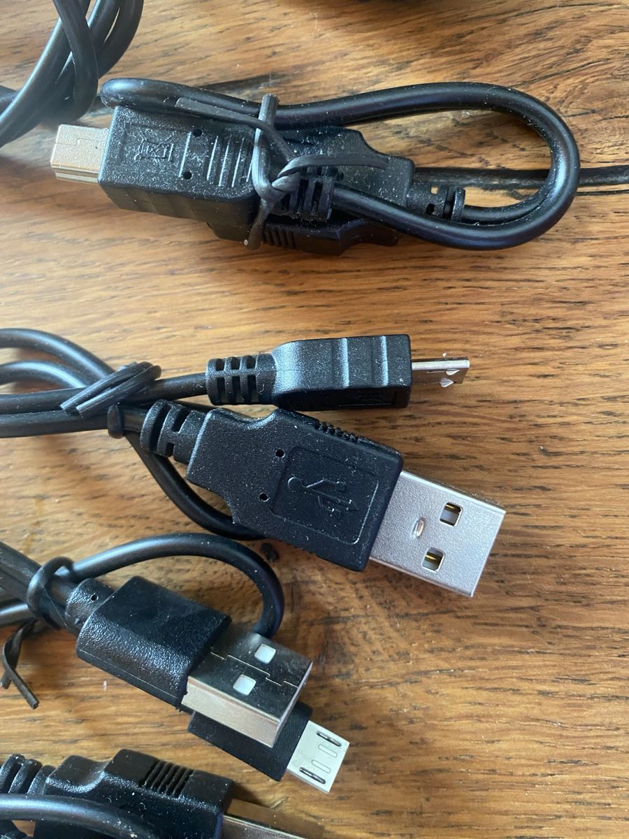 Câbles: 11 USB Kabel mit verschiedene Anschlüsse – Neuf (Voir description) à Oftringen par Orayamon86 2