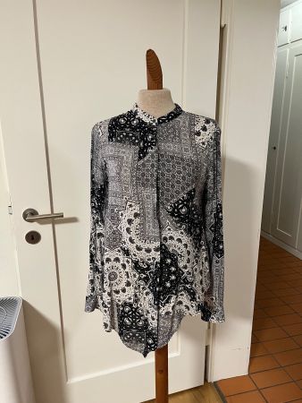 Schwarz weiss gemustertes Hemd von Zara Grösse S