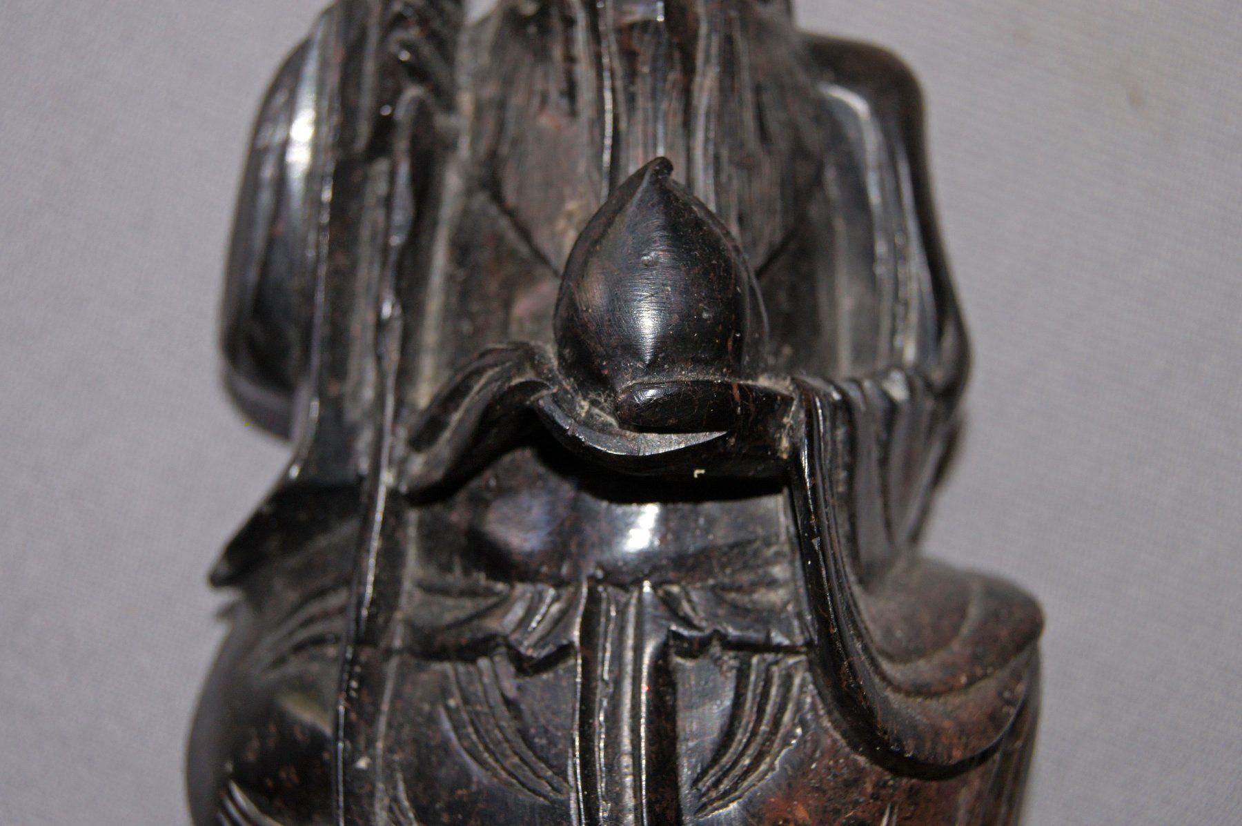 Figuren: Specksteinfigur eines Weisen, schwarz – Gebraucht aus Geroldswil von ARTEFACTO 2