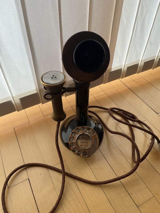 Antikes Telefon Mit Wählscheibe Auf M Tisch Verbin Produktbild-Vorschau 5