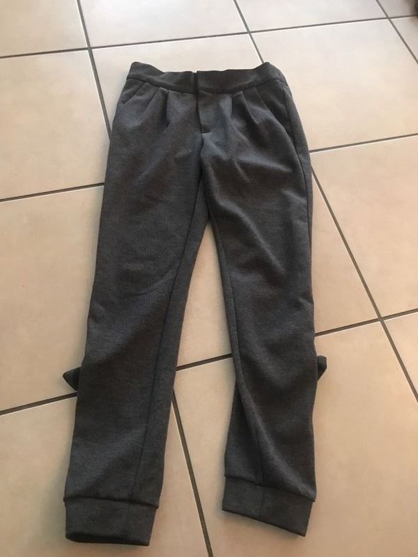 Pantaloni: Mädchen Hose Piazza Italia 128/134 grau – Usato da Bergdietikon venduto da antovale