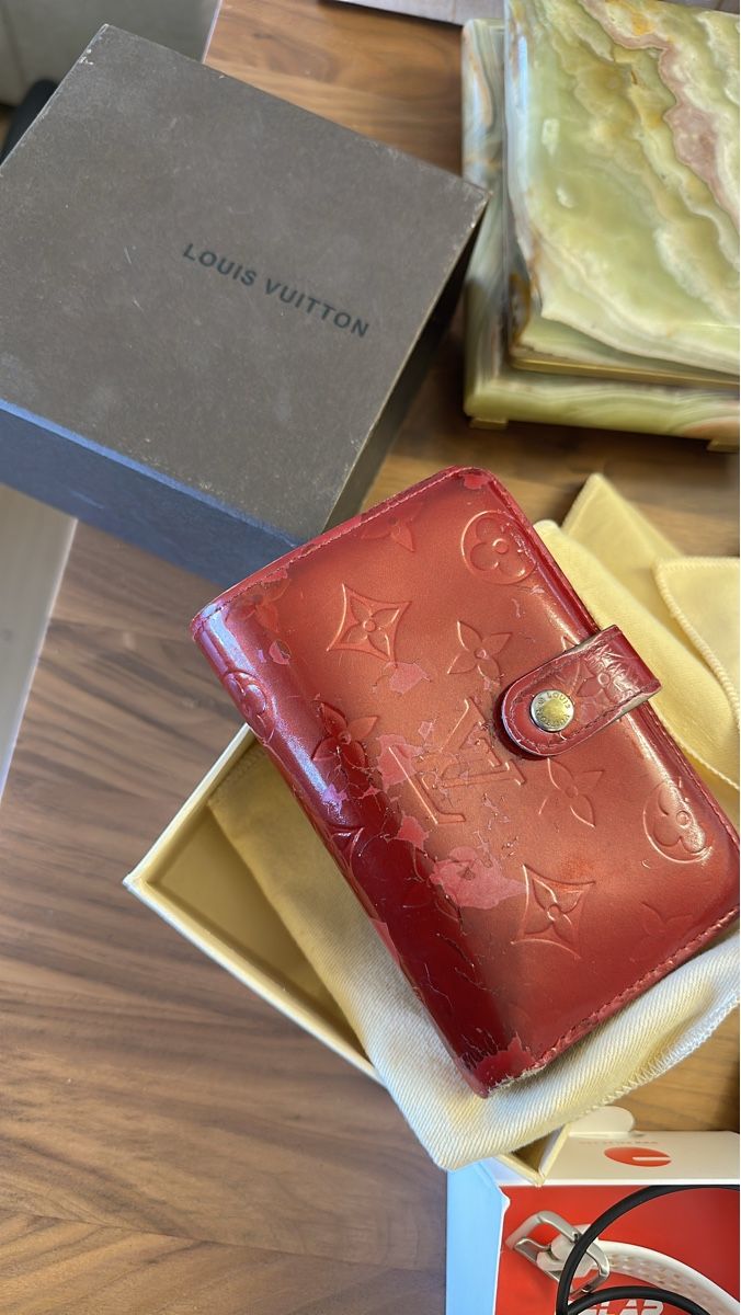 Louis Vuitton Portamonete: Rote Louis Vuitton Brieftasche, Vintage, Lackleder – Usato da Kloten venduto da Marvin_mb12