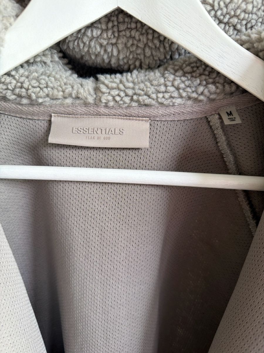 Maglioni & Felpe: Essentials Fleece Pulli - hält dich warm im Winter! – Usato da Dübendorf venduto da ate_w959 1