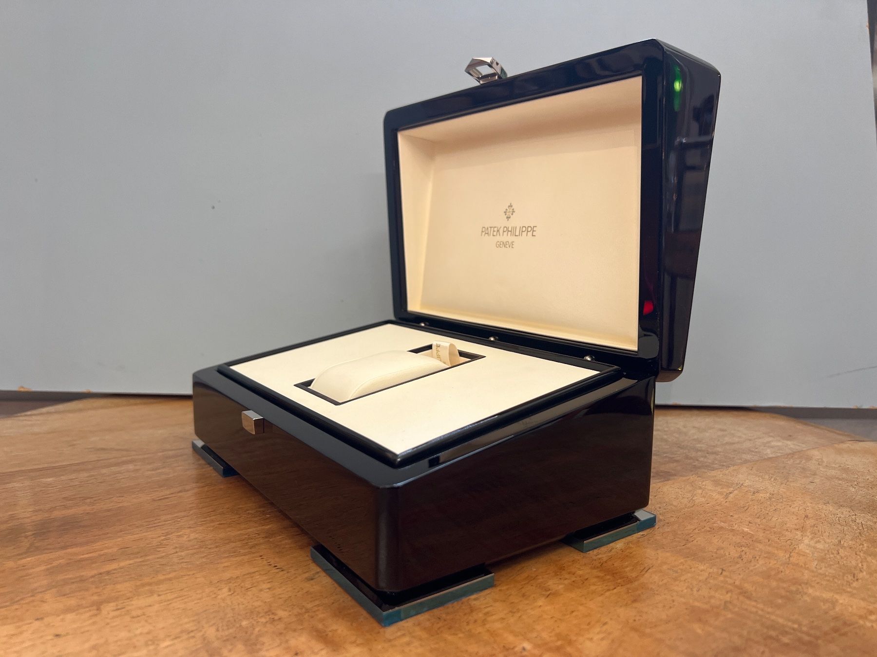 Patek Philippe Orologi: PATEK PHILIPPE Genève Uhrenbox – Usato da Otelfingen venduto da Yossi-68 4