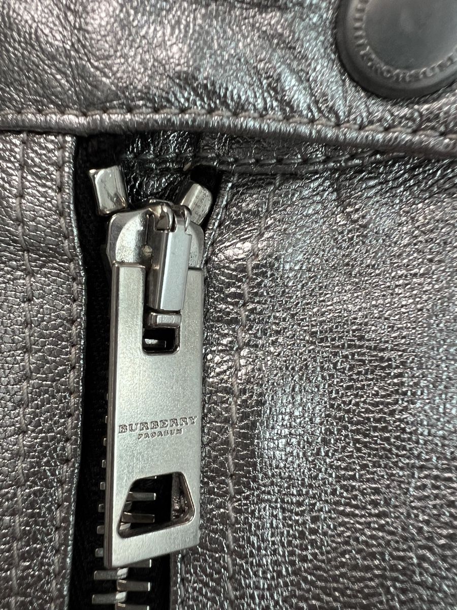 Burberry Hosen: Silberlederhose Burberry – Gebraucht aus Rüschlikon von Mode-ZH13 2