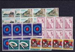 Japan: Lot Briefmarken: Viererblöcke + Bogenteile